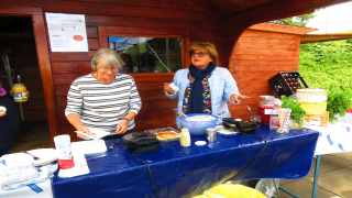 Vor der Grillhätte am Spielplatz gibt es frische Waffeln