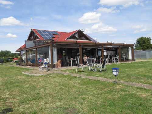 Räckseite des Gasthofes mit der großen Terrasse, die beheizt oder geöffnet werden kann