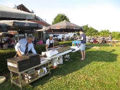 Im Sommer gibt es auch Außenbewirtung, mitunter mit Platzkonzerten