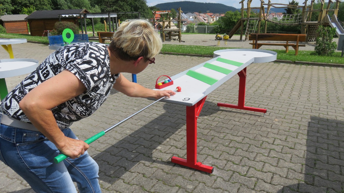 Frau Chandoni am Abschlag eines Spieltisches