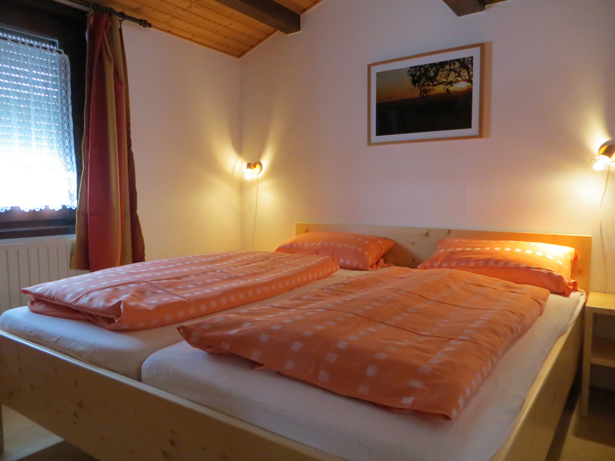 Diaschau Beispiel Schlafzimmer mit Doppelbett und Wandleuchten