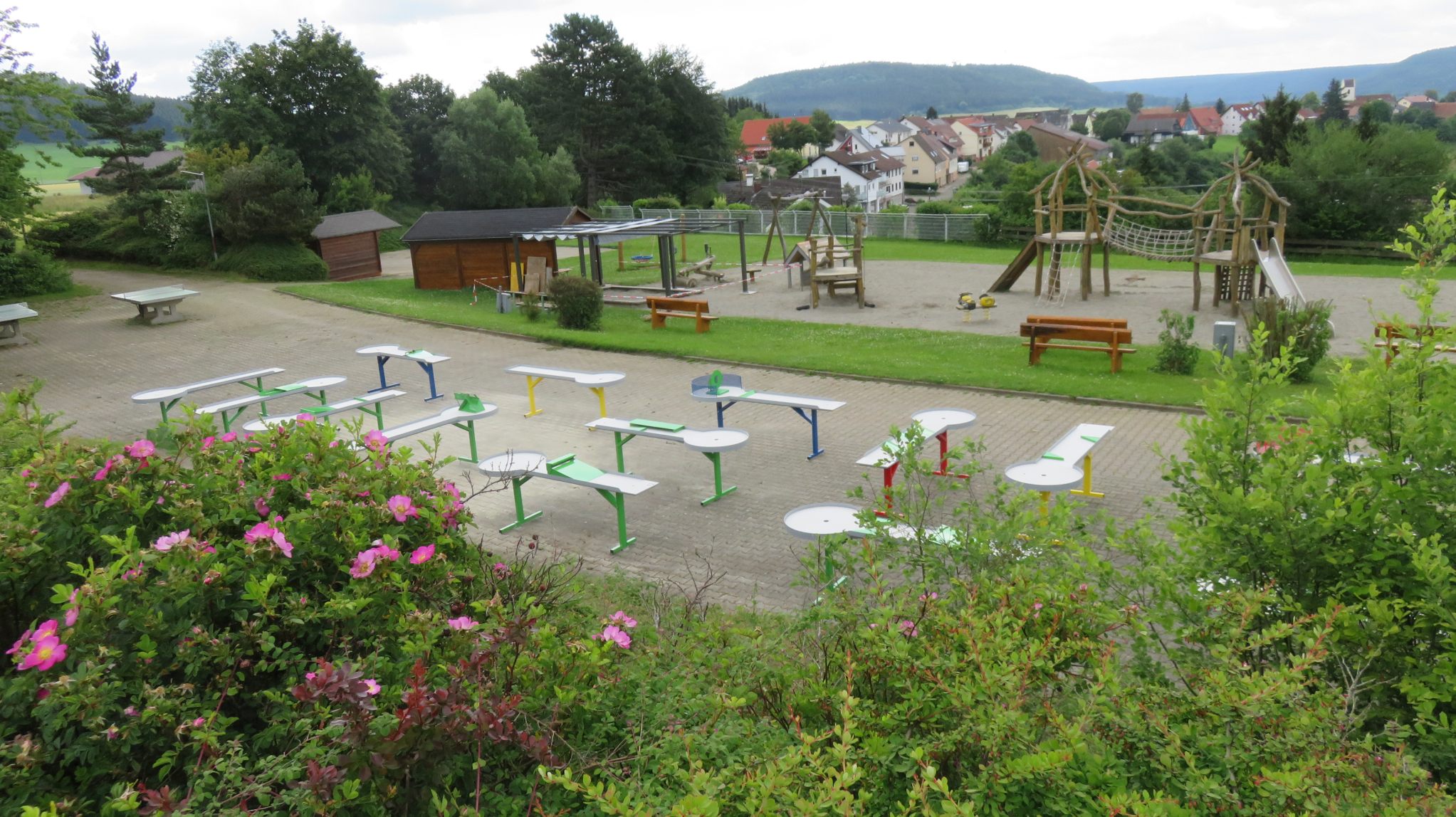 Diaschau Blick über den Spielplatz mit der Pit-Pat-Anlage