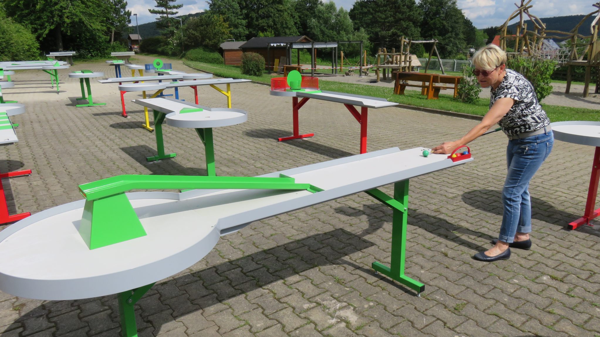 Diaschau Person spielt an einem Tisch der Pit-Pat-Anlage