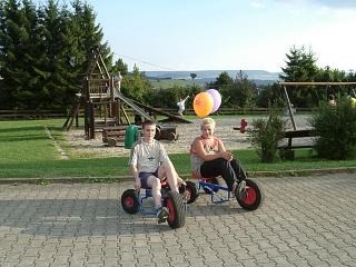 Zwei Kinder mit Woodies