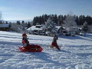 Auf dem Hang neben dem Feriendorf wird gerodelt!