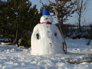 Schneemänner können direkt neben den Häusern gebaut werden