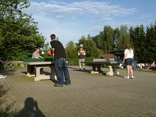 Spiel an der Tischtennisplatte am Spielplatz